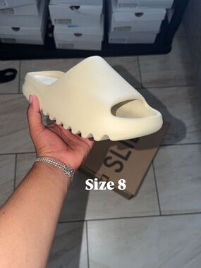 Minimal Yeezy Slides in Cream - Size 8